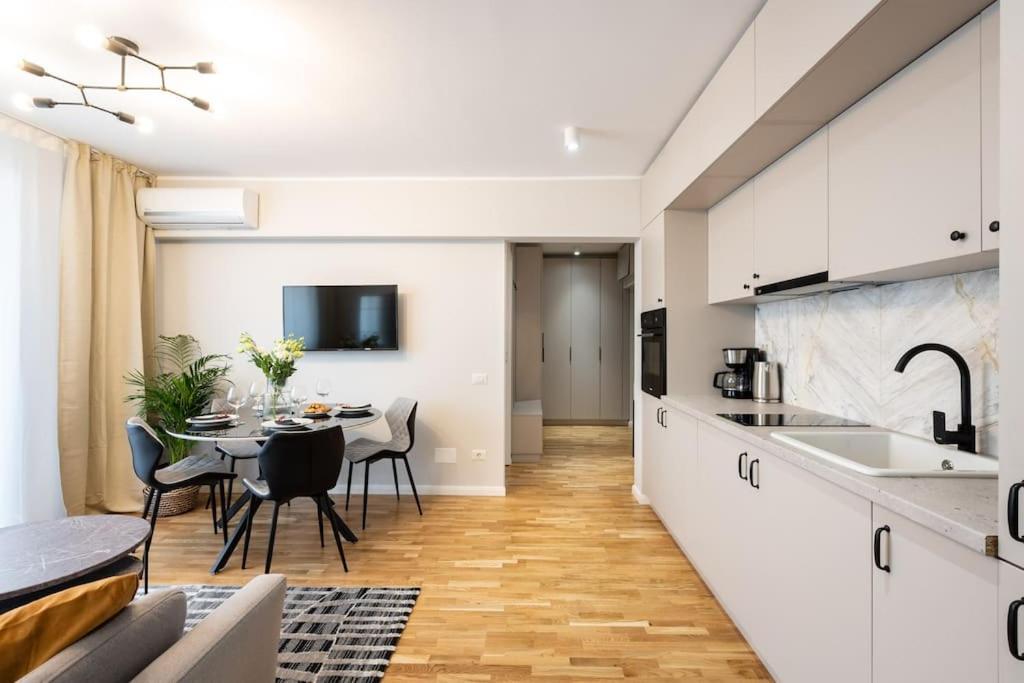 Sunny 2Br Flat - Top Location - Stunning Views Бухарест Экстерьер фото